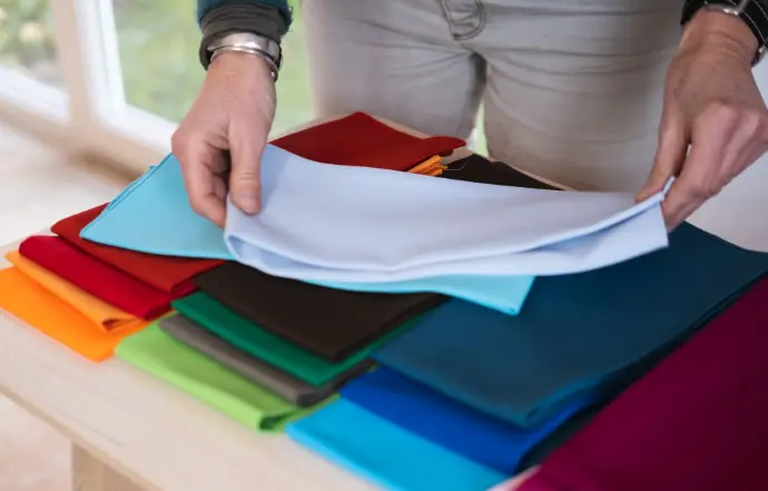 Cécile prépare son atelier colorimétrie